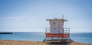 Torre de vigilància en una platja de Barcelona, símbol del servei de salvament i socorrisme.