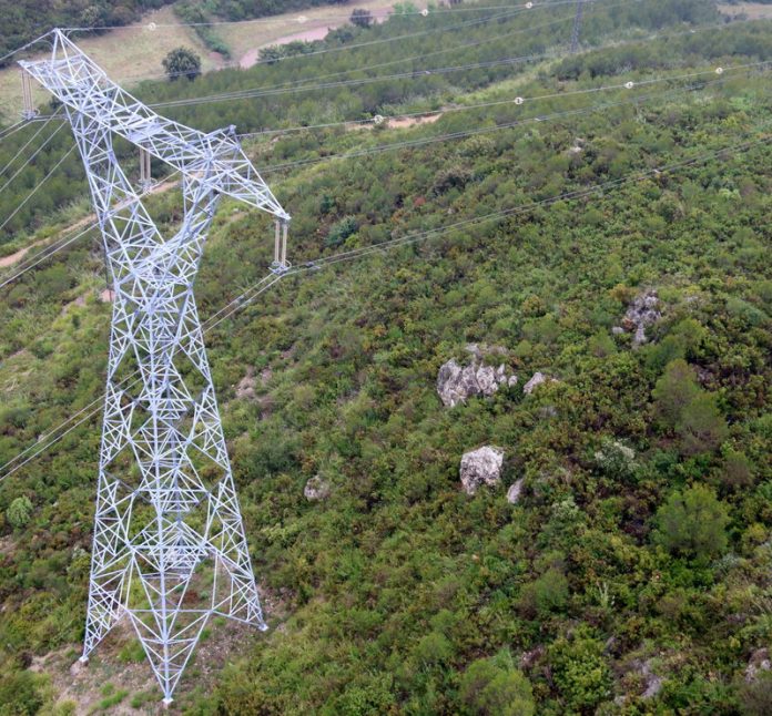 Pla general aeri d'una torre d'una línia d'alta tensió d'Endesa a l'Alt Penedès. Imatge del 3 de maig del 2019 (horitzontal)