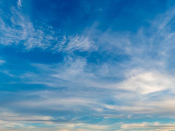 nubes-blancas-cielo-azul-claro_181624-44898