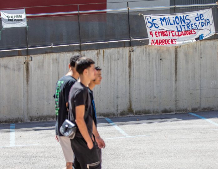 Arbúcies. Aneu a fer fotos de camions carregats amb ampolles d'aigua sortint d'alguna embotelladora. Interessa que es vegin les garrafes.