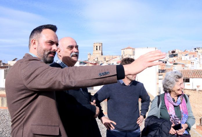 Joan Roig, a l?esquerra, en una imatge del febrer del 2024. Ha decidit deixar l'alcaldia d'Alcanar (Montsià). Foto: Jordi Marsal / ACN