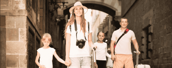 2.12 familia turista barcelona-min