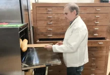 L’alcalde d’un poble de Lleida substitueix el forner i l’encarregada de la botiga, que estan malalts