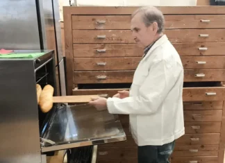 L’alcalde d’un poble de Lleida substitueix el forner i l’encarregada de la botiga, que estan malalts