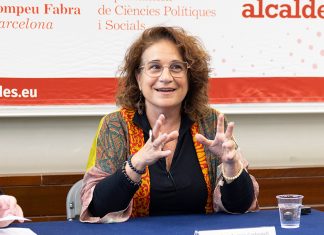 L’alcaldessa de Sitges reivindica el municipalisme davant els reptes del turisme i l’habitatge en una sessió amb estudiants de la UPF