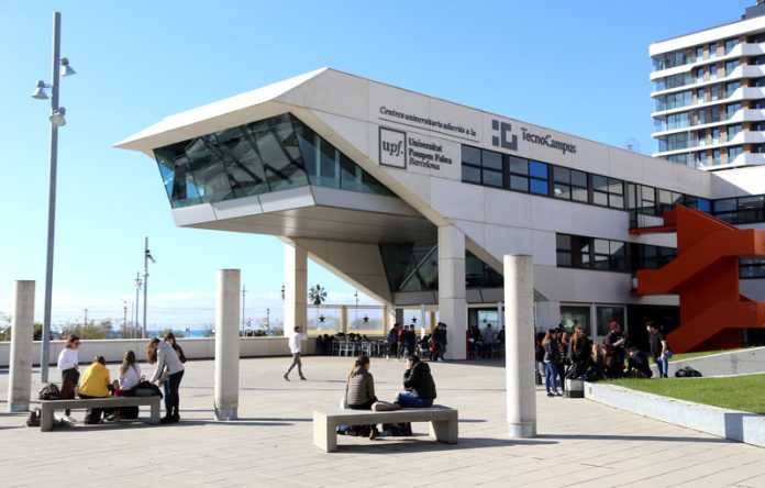 Mataró. Tecnocampus. Edifici central. Imatges del centre universitari, dels alumnes.